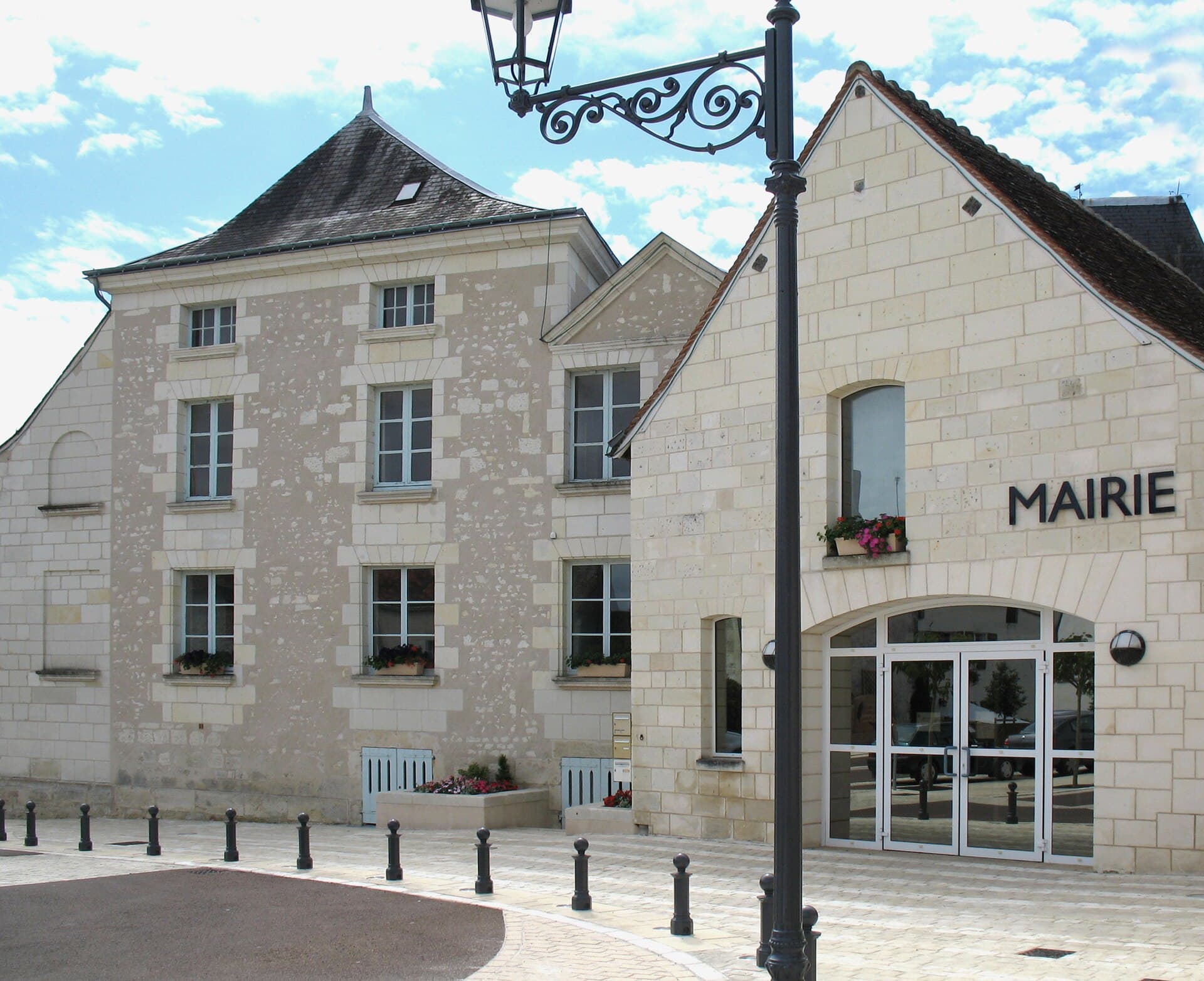 La mairie de Ligueil, place de l’Hôtel de Ville